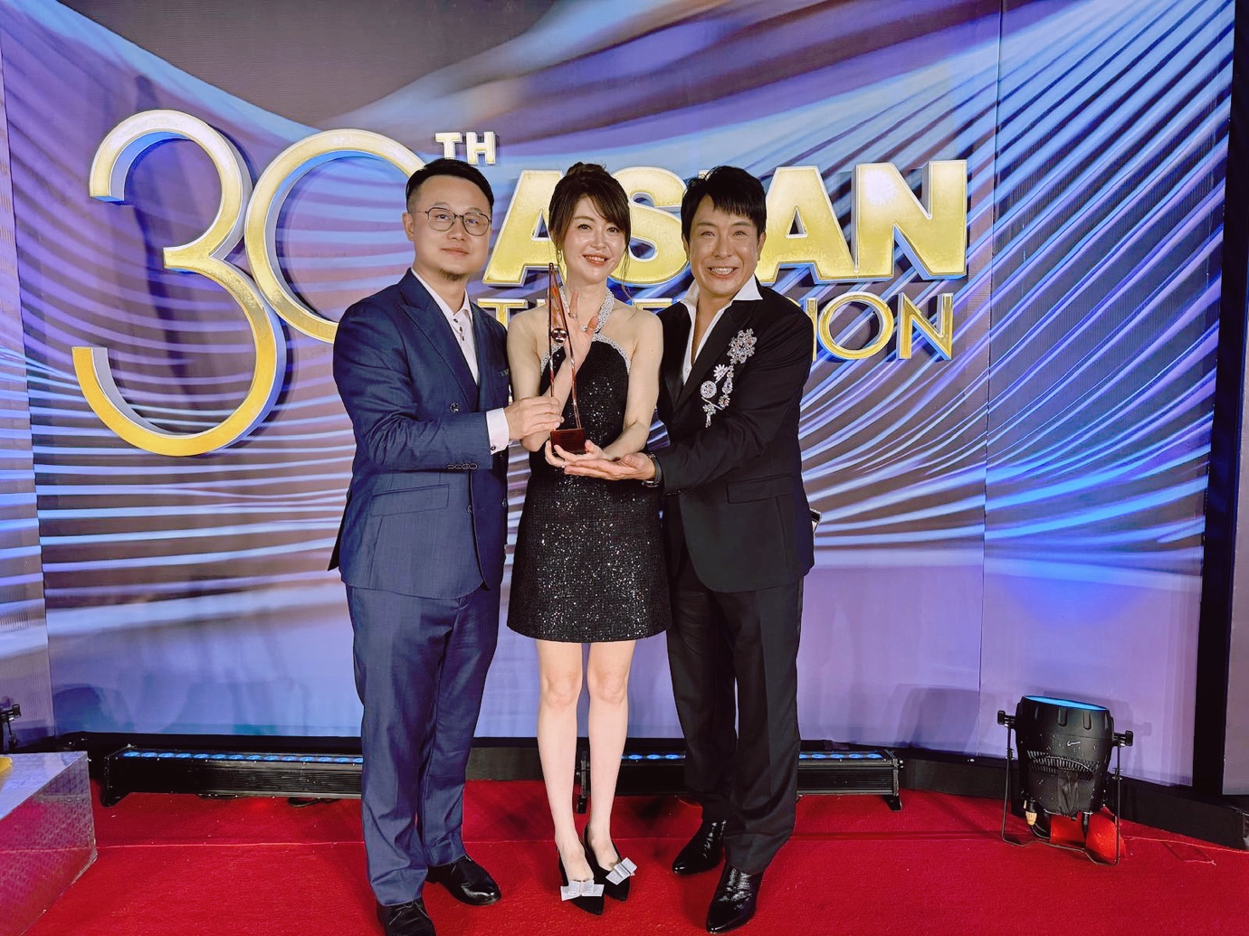 A group of people posing for a photo

AI-generated content may be incorrect.